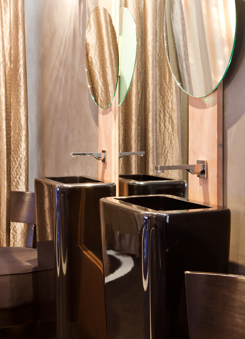 Baño con tocador Elena Sacchetti, Enrique Martínez y Manuel Carmona en Casa Decor 2014