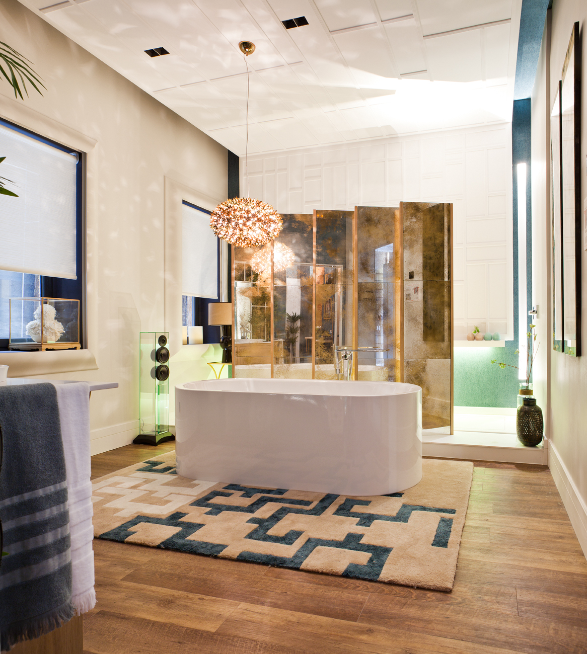 Baño elegante por Silvia Trigueros en Casa Decor 2015