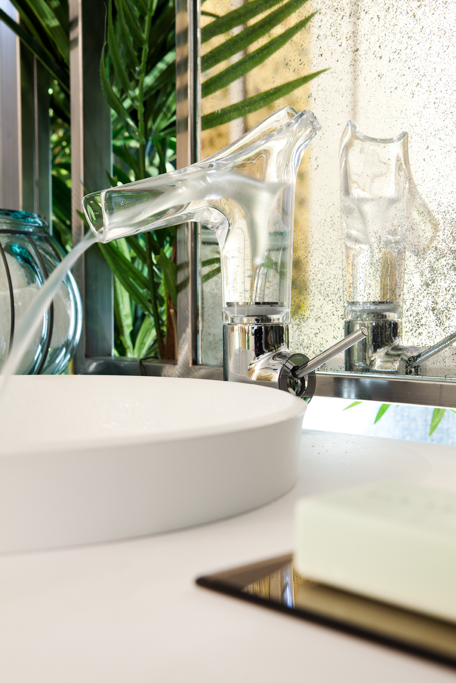 Baño elegante por Silvia Trigueros en Casa Decor 2015
