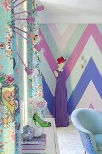 Vestidor en colores flúor y estética años 60 de Miriam Alía Mateo en Casa Decor 2016