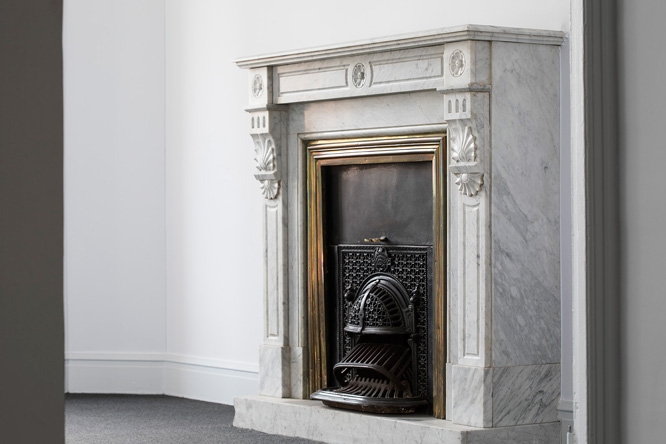 Chimenea de mármol en Antonio Maura 8, Casa Decor 2017
