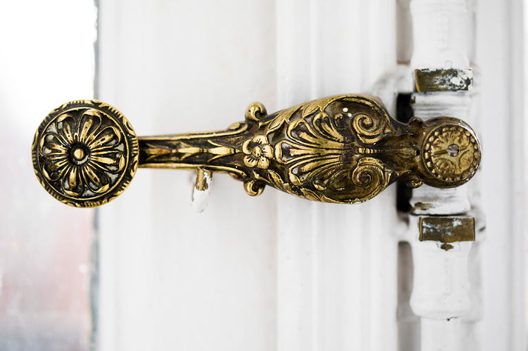 Manilla de bronce en Antonio Maura 8, Casa Decor 2017