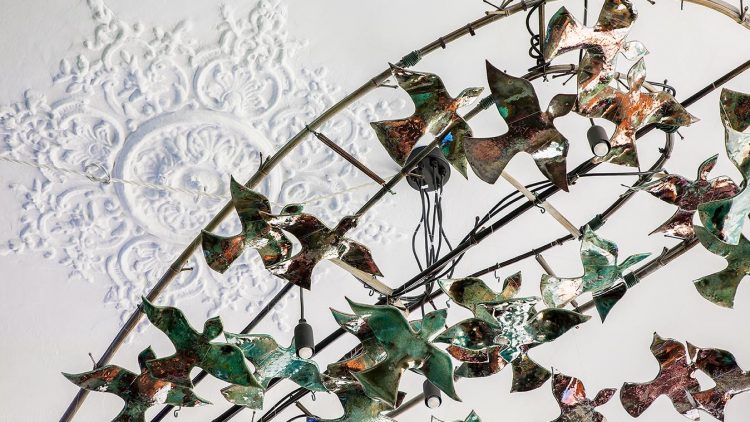 Lámpara de pájaros cerámicos realizada por Mariqui Ortiz y Santiago Pidal