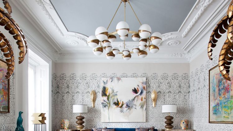 Lámparas colgantes en blanco y oro en Casa Decor 2018