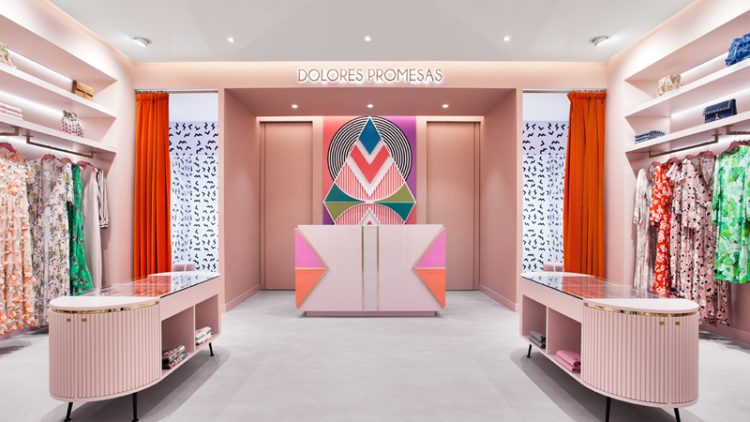 Miriam Alía ‘viste de rosa y oro’ las tiendas de Dolores Promesas