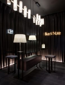 Lobby Black Note para LZF Lamps en Casa Decor 2019, espacio diseñado por Ramón Esteve con iluminación decorativa y estética teatral