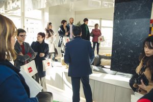 Periodistas expertos en decoración en el espacio del Grupo Alvic, diseñado por Héctor Ruiz-Velázquez, en Casa Decor 2019