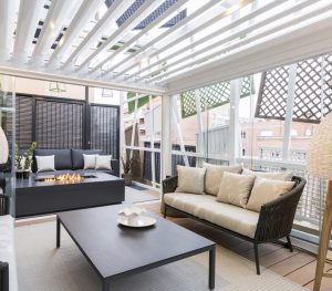 Terraza “Natural Disorder” del espacio Greendesign en Casa Decor 2019, con pérgola motorizada, mobiliario exterior y diseño sostenible.