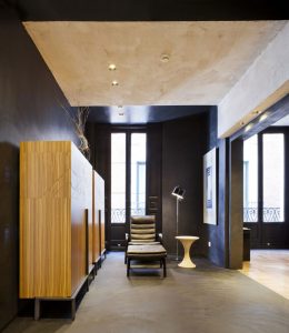 Salón con chimenea – “Fondos y texturas” por Diego Rodríguez en Casa Decor 2014