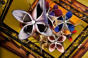 Vista de las lámparas de inspiración floral instaladas en la escalera del espacio Sunbrella de Casa Decor 2018