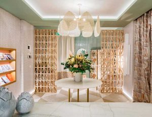 Interior de Soft and Raw con celosías cerámicas como separadores de ambientes en Casa Decor 2020