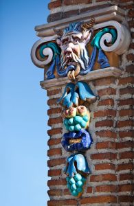 Motivos vegetales y ornamentación cerámica en la fachada de la Casa de Tomás Allende