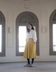 Retrato de la arquitecta responsable de Kitchen for Life en un espacio interior luminoso