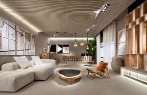 Salón «Mixture Time», diseñado por Jaime Jurado para Casa Decor Madrid 2021, con sofá blanco modular, mesa de centro de formas orgánicas y silla Hunting de Børge Mogensen en madera y cuero.
