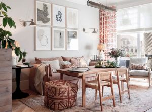 Espacio La Redoute en Casa Decor, salón con sofá, textiles y decoración en tonos cálidos, proyecto de interiorismo con mobiliario y alfombras para un hogar acogedor.