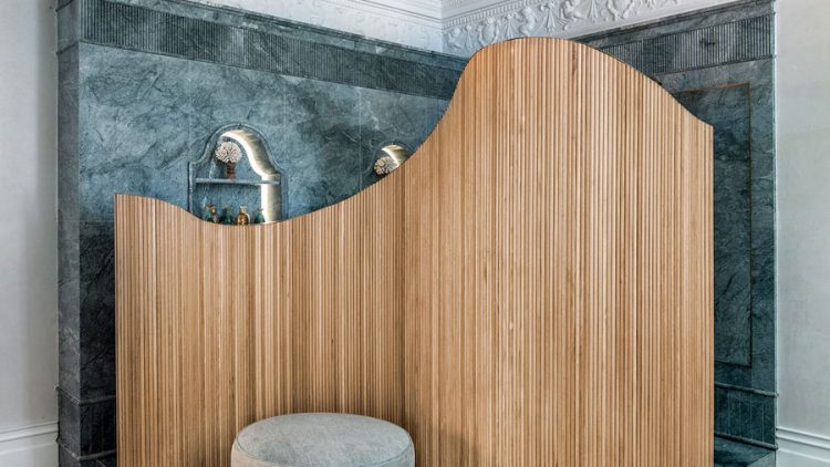 Tendencias deco: la palillería de madera como revestimiento de paredes y mobiliario