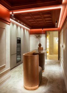 Cocina con electrodomésticos ASKO y barra central diseñada por Bao Proyectos en Casa Decor 2022.