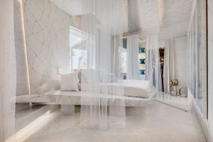 Casa Decor 2022 dormitorio por Estudio Muher con tonos blancos en decoración serena y diseño de interiores