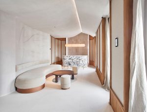 Espacio Gira de The Room Studio en Casa Decor 2022, con salón curvo en tonos neutros y diseño sostenible enfocado en eficiencia y confort térmico.