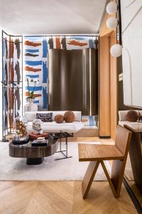 Recibidor contemporáneo con papel pintado colorido y muebles de diseño, creación del arquitecto Gio Duarte en Casa Decor 2023