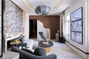 Salón del Espacio Gira por Adriana Nicolau en Casa Decor 2023 con cortinas de gran caída y diseño contemporáneo.