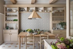 Cocina de estilo tradicional en Casa Decor 2023, con mesa central y materiales naturales, perfecta para una cena familiar.