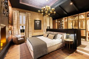 Dormitorio del Espacio Uecko por Disak Studio en Casa Decor 2023 con cortinas neutras y propuesta de vestir ventanas de estilo elegante.