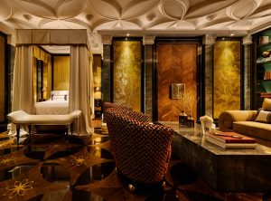 Suite con tonos ocres y dorados inspirados en el otoño, Espacio Foglie D’Oro de Casa Decor 2023, diseño de interiores cálido y elegante.