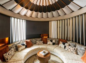 Espacio “Luxury Nomad” de Dosalcubo en Casa Decor 2023, ambiente circular con tapicerías cálidas y diseño envolvente para un invierno más confortable.