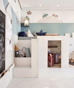 Habitación infantil con cama en alto