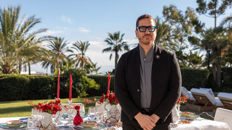 Dos mesas de Navidad diseñadas por Raúl Martins con Vista Alegre