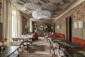 Restaurante con decoración en tonos tierra y rojizos, ejemplo de interiorismo otoñal elegante, Espacio Tarimatec de Casa Decor 2024.