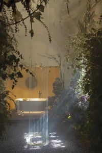 Baño conceptual “El Santuario” diseñado por Andreu Carulla para Roca en Casa Decor 2024, con bañera exenta y atmósfera vegetal.
