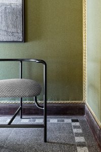 Baño decorado en verde musgo, uno de los colores del otoño en Casa Decor