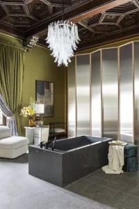 Cortinas con textura y estampado vegetal en el Espacio Strohm Teka por Erico Navazo en Casa Decor 2024.