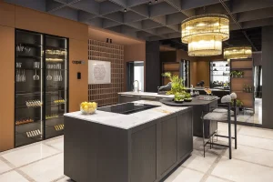 Cocina Life Project Madrid con una pared revestida de celosía cerámica en Casa Decor 2024