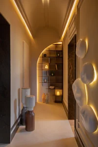 Estantería de acero bañado en cobre diseñada por Juka Interiorismo