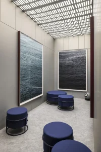 Techo fonoabsorbente retroiluminado de PersonalK en el espacio Oasis Marino de Casa Decor 2024