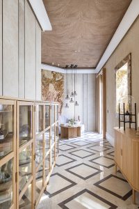 Espacio JYSK diseñado por Studio Mo en Casa Decor, interiorismo de inspiración escandinava con mobiliario de madera y pavimento geométrico.