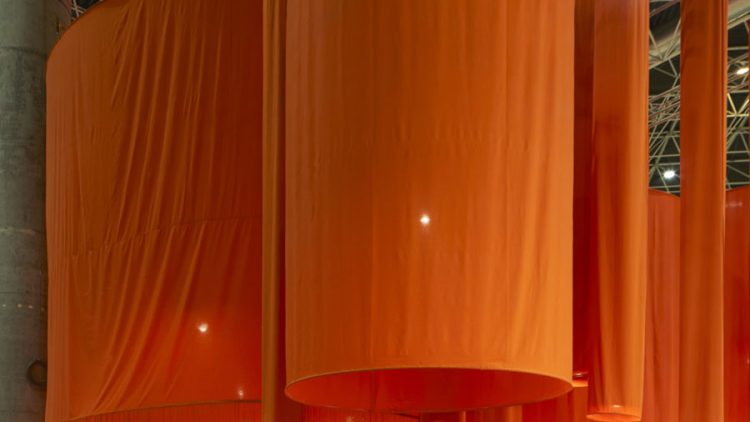 «Orange Forest», la instalación diseñada por Sigfrido Serra en Textilhogar 2024
