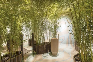 Espacio Bathco diseñado por Andreína Raventós en Casa Decor 2025, con una instalación de baño inspirada en la naturaleza