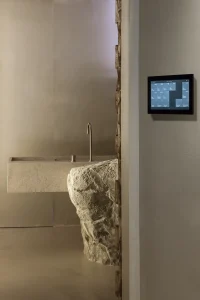 Sistema domótico y mecanismos Niessen en los aseos de uso público diseñados por Calzi Paccieri en Casa Decor 2025