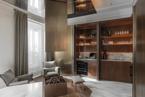 Cocina convertida en espacio social y de descanso del Grupo Coeco, diseño de López y Tena Arquitectos en Casa Decor 2025