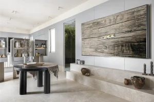 Cocina equipada con electrodomésticos y gran pantalla Hisense en el espacio diseñado por Estudio Alegría en Casa Decor 2025.