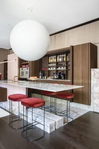 Cocina diseñada por Ángel Cazorla para Mobalco en Casa Decor 2025, con cuarcita Cristallo Iceberg blanco de Cupa Stone en encimera y mobiliario