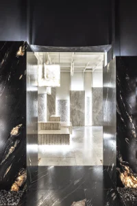 Espacio Gómez Grau en Casa Decor 2025, lobby sensorial diseñado por Ramón Esteve con piedra natural, ónices retroiluminados y atmósfera escultórica