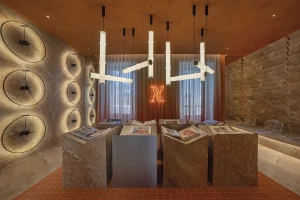 spacio Venux Surface en Casa Decor 2025 con porcelánico técnico de gran formato y diseño de cocina contemporánea con superficies continuas efecto piedra.