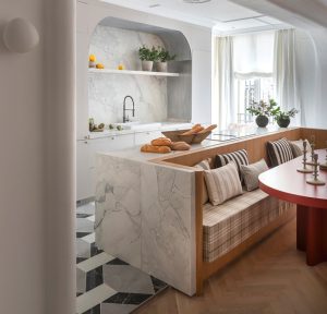 Detalle del uso de barniz Bona sobre madera en el Espacio Leroy Merlin de Casa Decor 2025, tratamiento de alta resistencia que realza la textura y el carácter natural del material.