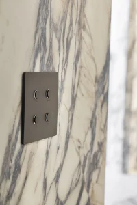 Detalle de mecanismo Gira integrado en el Espacio Iris Ceramica Group diseñado por Jaime Beriestain Studio en Casa Decor 2025