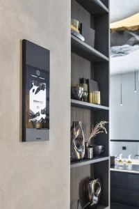 Sistema de domótica y control BTicino integrado en el Espacio Doimo Cucine de Casa Decor 2025, tecnología aplicada al hogar para mejorar confort y eficiencia.